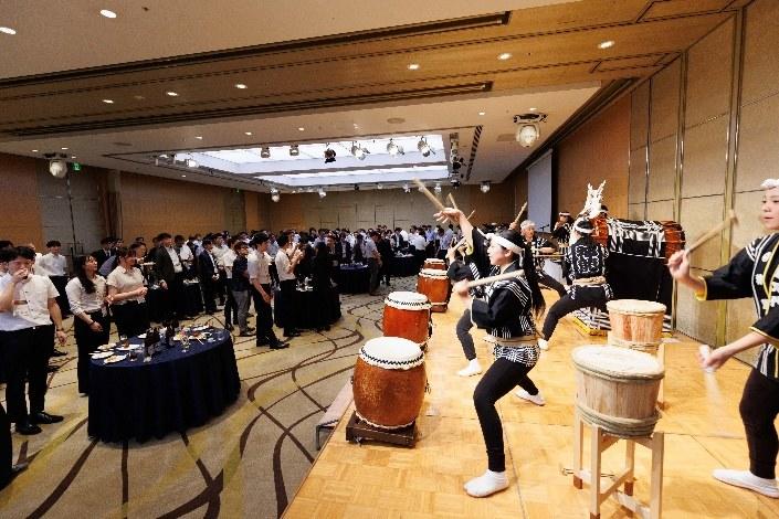 情報交換会での新潟万代太鼓の演奏