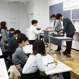 「駒澤大学教育後援会奨学金（成績・私費外国人留学生）奨学生決定通知書授与式」を行いました