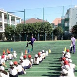 陸上競技部が世田谷区立駒沢小学校で長距離走指導を行いました