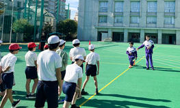 陸上競技部が駒沢小学校で長距離走の走り方教室を開催しました