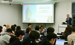 経済学部の「アントレプレナーシップ養成講座」で「起業家講演会」を開催しました