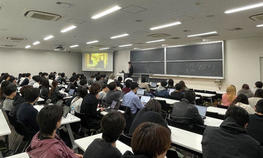 経済学部の「アントレプレナーシップ養成講座」でオリィ研究所CEOの笹⼭正浩氏によるゲスト講演が行われました