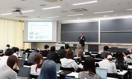 文学部・社会学科の授業「都市社会学」にて本学OBの長野県小諸市長・小泉 俊博 氏をお招きした特別講義を実施