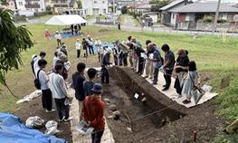 文学部歴史学科考古学専攻の学生が八幡二子塚古墳の発掘調査を実施しました